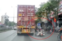 Bịt mặt vượt ẩu, suýt chết dưới gầm xe công-ten-nơ