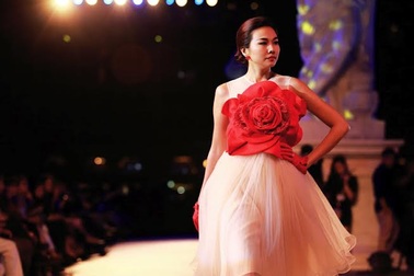 Chiêm ngưỡng vẻ quyến rũ khó cưỡng của bộ sưu tập “Bông hồng nước Pháp”