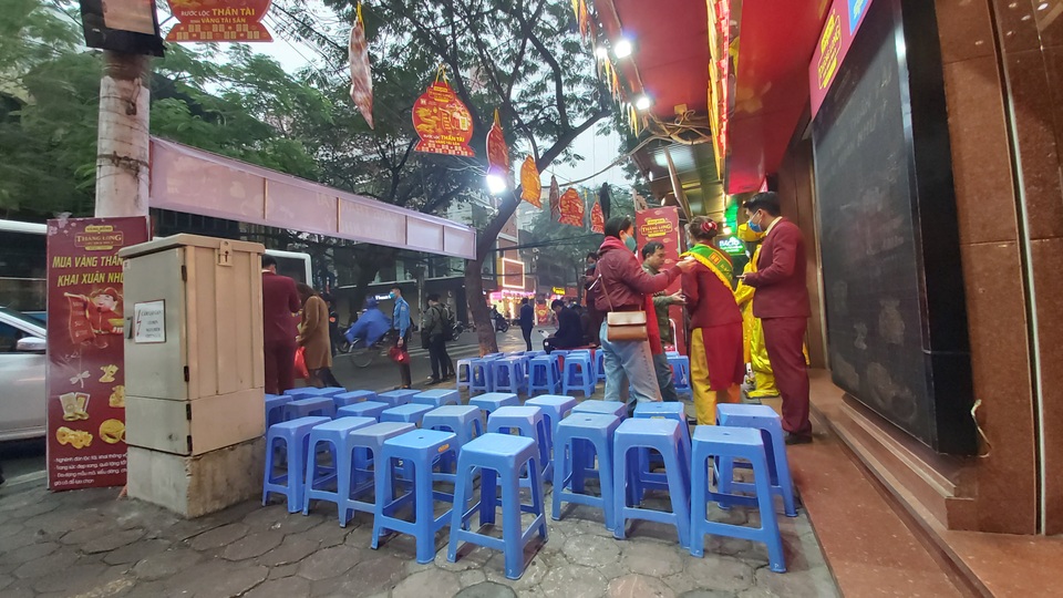 Mua vào, bán ra mất không 1 triệu đồng/lượng: Các cửa hàng vàng thưa thớt ngày vía Thần Tài - 5 Mua vào, bán ra mất không 1 triệu đồng/lượng: Các cửa hàng vàng thưa thớt ngày vía Thần Tài - 5
