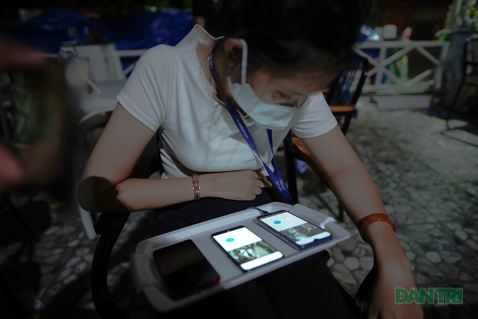 Nửa đêm hối hả đi góp gạo cho cây ATM gạo của người nghèo - 12 Nửa đêm hối hả đi góp gạo cho cây ATM gạo của người nghèo - 12
