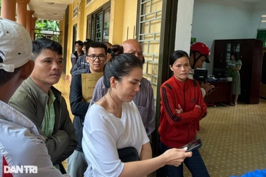 Dư luận trái chiều vụ phụ huynh ồ ạt rút hồ sơ trường tư nộp trường công