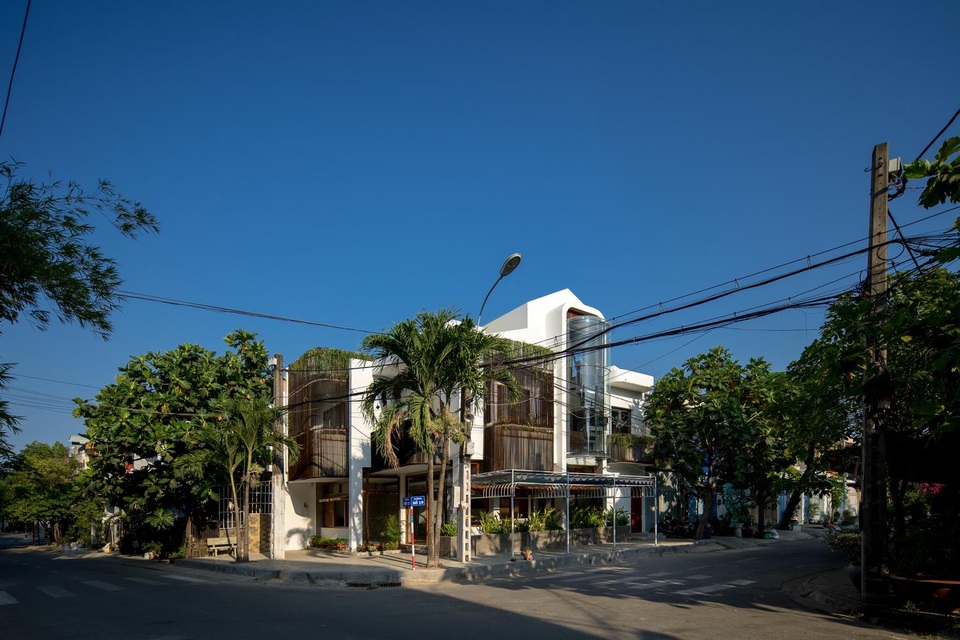 Hai ngôi nhà ở Sài Gòn được đập thông làm 1 gây bất ngờ vì thiết kế độc đáo - 1 Hai ngôi nhà ở Sài Gòn được đập thông làm 1 gây bất ngờ vì thiết kế độc đáo - 1