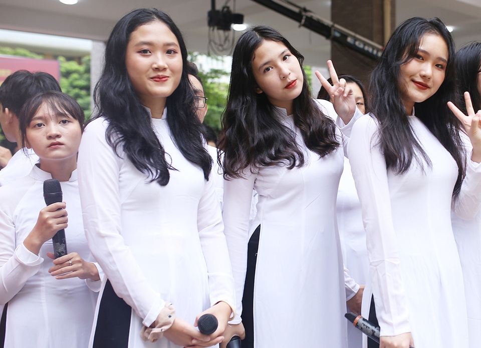 Đại sứ THPT Chuyên Sư phạm “hút ánh nhìn” khi cổ vũ chung kết Olympia - 10 Đại sứ THPT Chuyên Sư phạm “hút ánh nhìn” khi cổ vũ chung kết Olympia - 10
