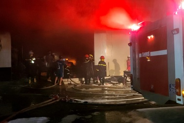 Nghi vấn trẻ nghịch lửa gây cháy cửa hàng trang trí nội thất