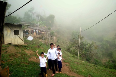 Cảm động Lễ khai giảng của học sinh đồng bào Cadong