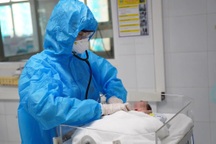Mẹ mắc Covid-19, bé sơ sinh thoát nguy kịch sau 12 ngày kề cận cửa tử