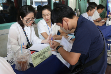 Làm sao rút ngắn khoảng cách từ trợ cấp đến tái nghề với người lao động?