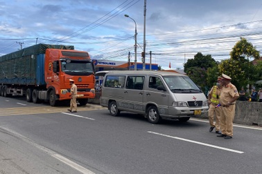 Xe đạp lọt gầm ô tô tải, 2 người tử vong