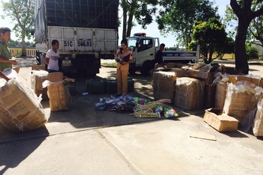 Không bằng vẫn lái ô tô chở hàng nghìn đồ chơi bạo lực