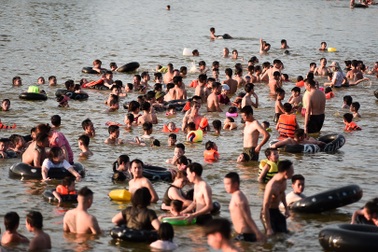 Thủ đô nóng như "đổ lửa", người dân ngoại thành đổ ra "bãi tắm" giải nhiệt