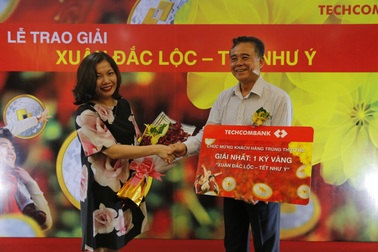 Techcombank trao giải thưởng 1 kg vàng cho Khách hàng tham gia “Xuân Đắc Lộc – Tết Như Ý”.