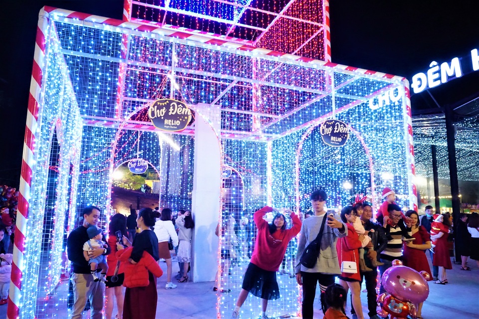 Bất chấp trời lạnh, người dân Đà Nẵng rộn ràng đi chơi Noel sớm - 12 Bất chấp trời lạnh, người dân Đà Nẵng rộn ràng đi chơi Noel sớm - 12