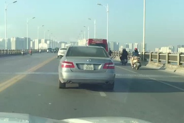 Ô tô đi "lững lờ" giữa đường vì tài xế lái xe vừa dùng điện thoại