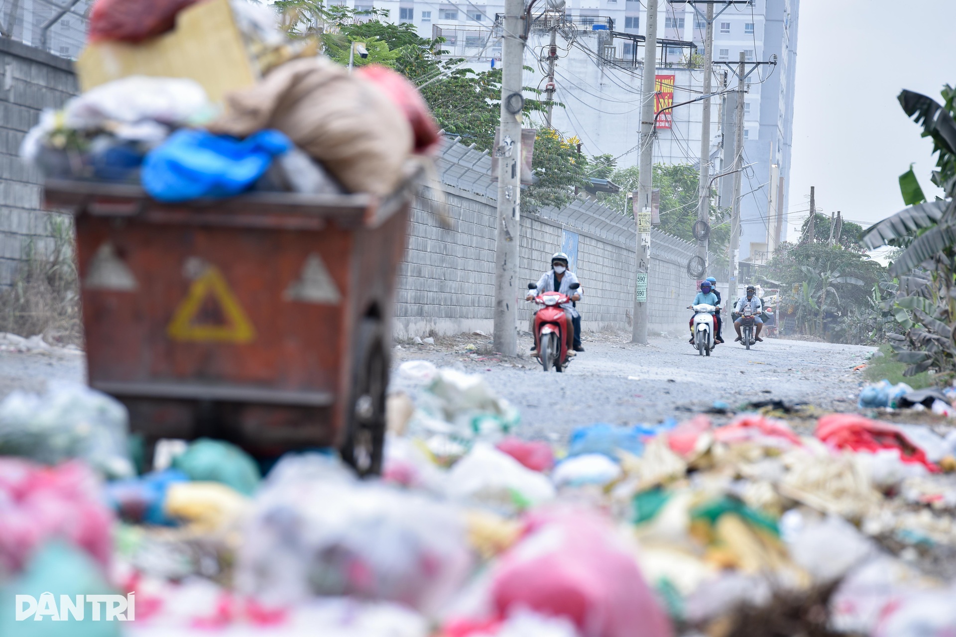 Người dân than trời vì con đường hơn 20 năm chưa từng trải nhựa - 9 Người dân than trời vì con đường hơn 20 năm chưa từng trải nhựa - 9