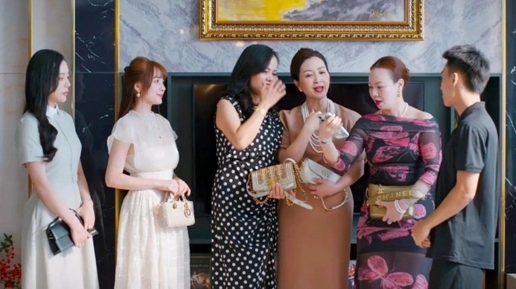 Phương Oanh mua túi hiệu trăm triệu đồng để gia nhập hội phú bà trong phim - 3 Phương Oanh mua túi hiệu trăm triệu đồng để gia nhập hội phú bà trong phim - 3