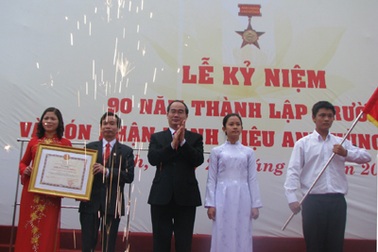 Trường THPT Huỳnh Thúc Kháng đón nhận danh hiệu đơn vị Anh hùng