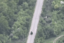 Video Ukraine bắn cháy xe tải quân sự Nga