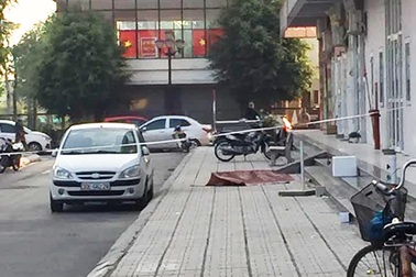 Hà Nội: Người phụ nữ bán hàng ăn nghi rơi từ tầng 16 chung cư xuống đất