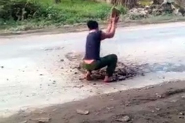 Nam thanh niên tự vá "hố đen" trên quốc lộ