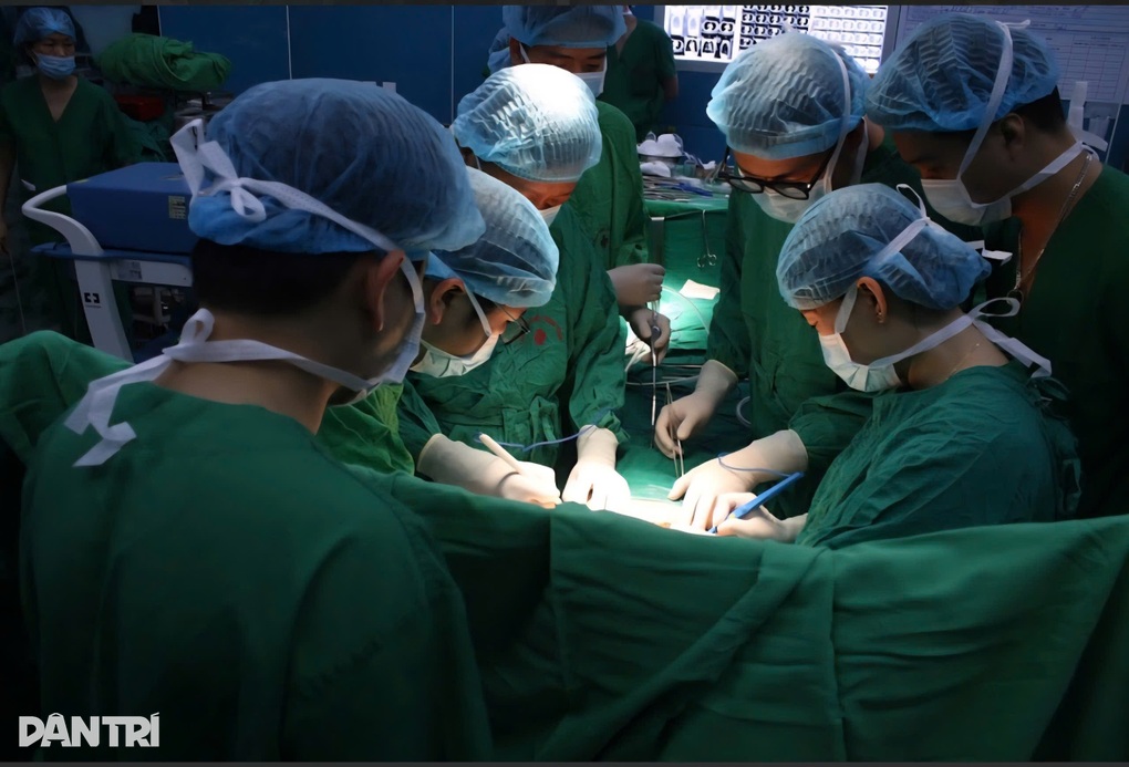 Mẹ nghèo khát khao được sống để trở về bên 2 con thơ - 2 Mẹ nghèo khát khao được sống để trở về bên 2 con thơ - 2