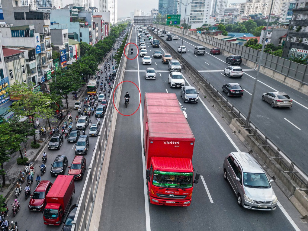 CSGT Hà Nội bay flycam soi phương tiện vi phạm ở Vành đai 3 trên cao - 2 CSGT Hà Nội bay flycam soi phương tiện vi phạm ở Vành đai 3 trên cao - 2