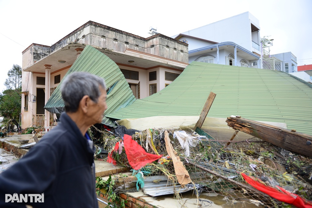 Lâm Đồng hỗ trợ 120 triệu đồng với hộ dân bị sập nhà do mưa lũ - 1 Lâm Đồng hỗ trợ 120 triệu đồng với hộ dân bị sập nhà do mưa lũ - 1