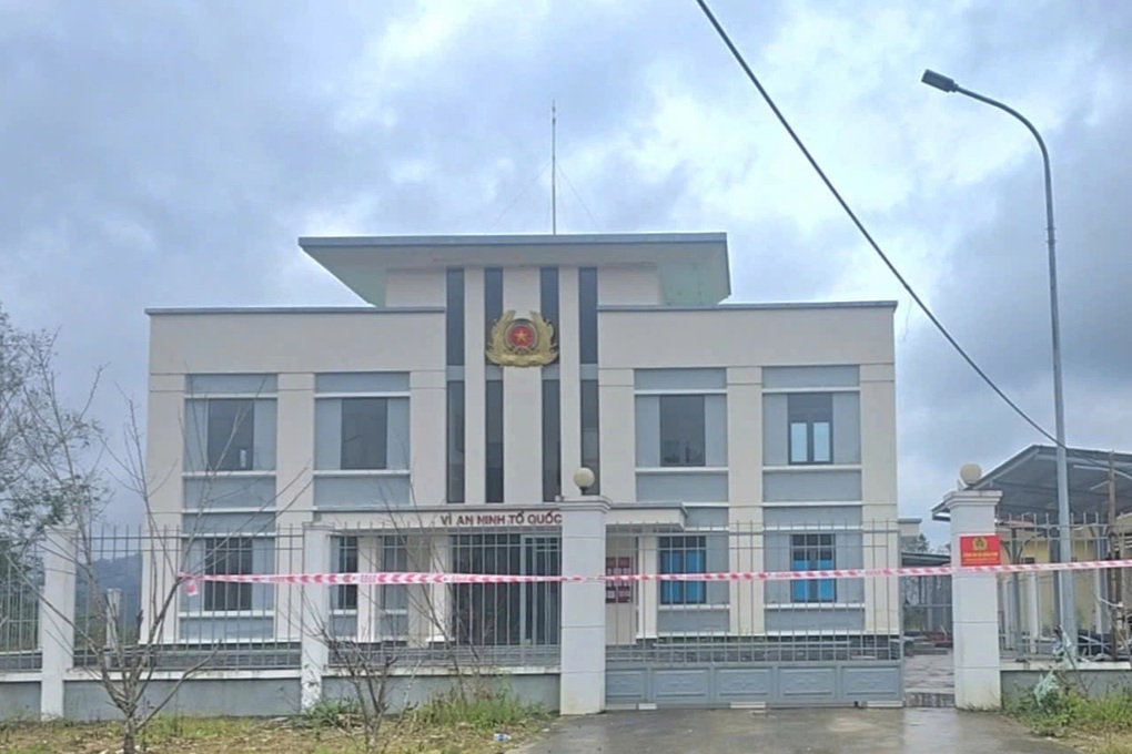 Trụ sở công an xã ở Đà Nẵng lún nứt nghiêm trọng sau mưa bão - 2 Trụ sở công an xã ở Đà Nẵng lún nứt nghiêm trọng sau mưa bão - 2