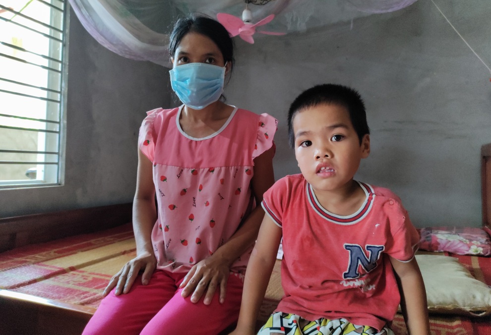 Người đàn bà sống trong chuồng bò, bỏ viện vì không có tiền phẫu thuật - 3 Người đàn bà sống trong chuồng bò, bỏ viện vì không có tiền phẫu thuật - 3
