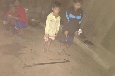 Mang nỏ tự chế đi bắt chuột, không may bắn trúng cổ bạn