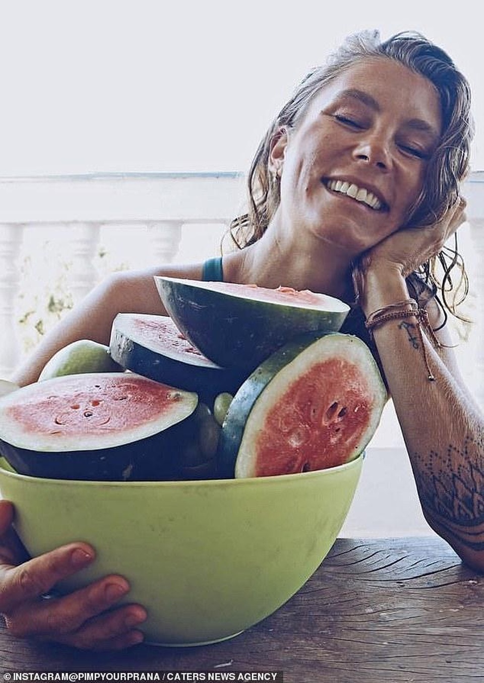 Đẹp da, hết đau khớp... vì nhịn uống nước suốt cả năm? - 3 Đẹp da, hết đau khớp... vì nhịn uống nước suốt cả năm? - 3