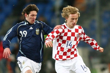 Luka Modric và Lionel Messi từng đối đầu nhau cách đây 16 năm