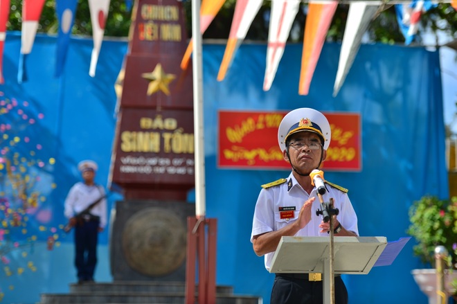 Thiêng liêng lễ chào cờ đầu năm mới tại Trường Sa - 8