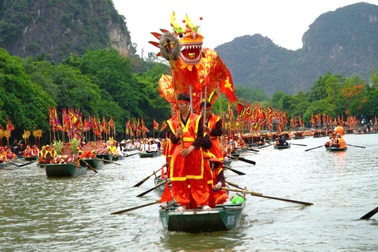 "Biển người" đổ về di sản thế giới Tràng An trong ngày mở cửa rừng