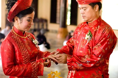 Thúy Nga xúc động trong lễ cưới