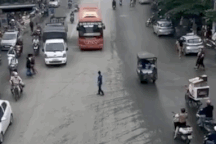 Người đi bộ, xe máy tháo chạy vì "hung thần" xe khách