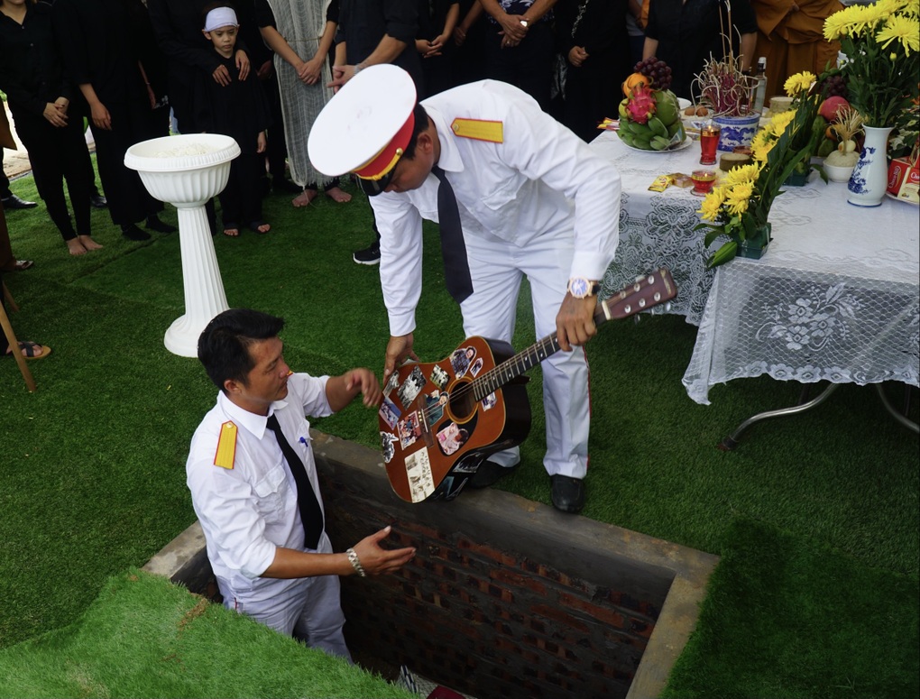 Dàn nghệ sĩ Gặp nhau cuối tuần, người thân khóc nghẹn tiễn biệt Giang Còi - 7 Dàn nghệ sĩ Gặp nhau cuối tuần, người thân khóc nghẹn tiễn biệt Giang Còi - 7