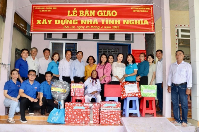 Lãnh đạo Sở LĐ-TB&XH trao nhà tình nghĩa cho Mẹ Việt Nam anh hùng.