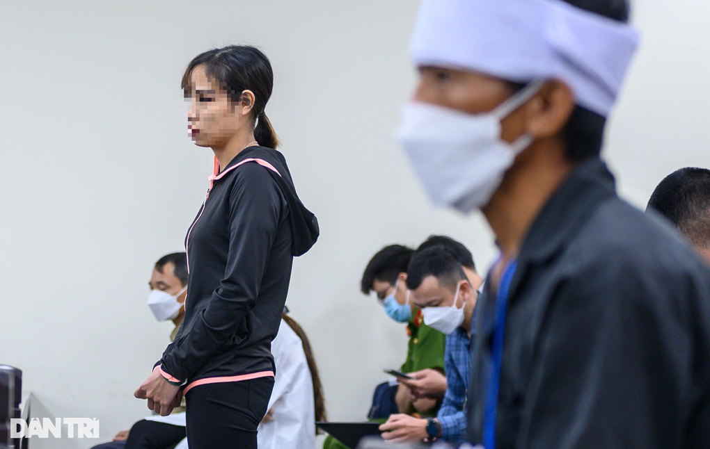 Xét xử vụ bé gái bị đóng đinh: VKS đề nghị điều tra vai trò người mẹ - 2