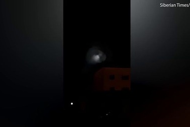 Quả cầu ánh sáng khổng lồ trên bầu trời nước Nga