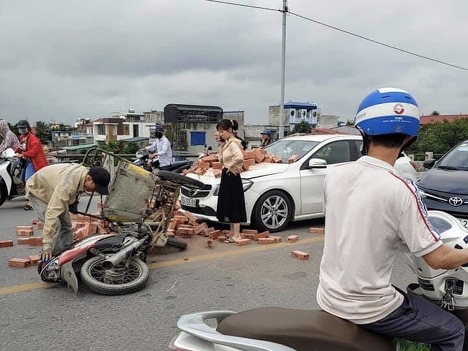 Bị xích lô chở gạch tông trúng, nữ tài xế Mercedes ứng xử đầy bất ngờ - 2 Bị xích lô chở gạch tông trúng, nữ tài xế Mercedes ứng xử đầy bất ngờ - 2