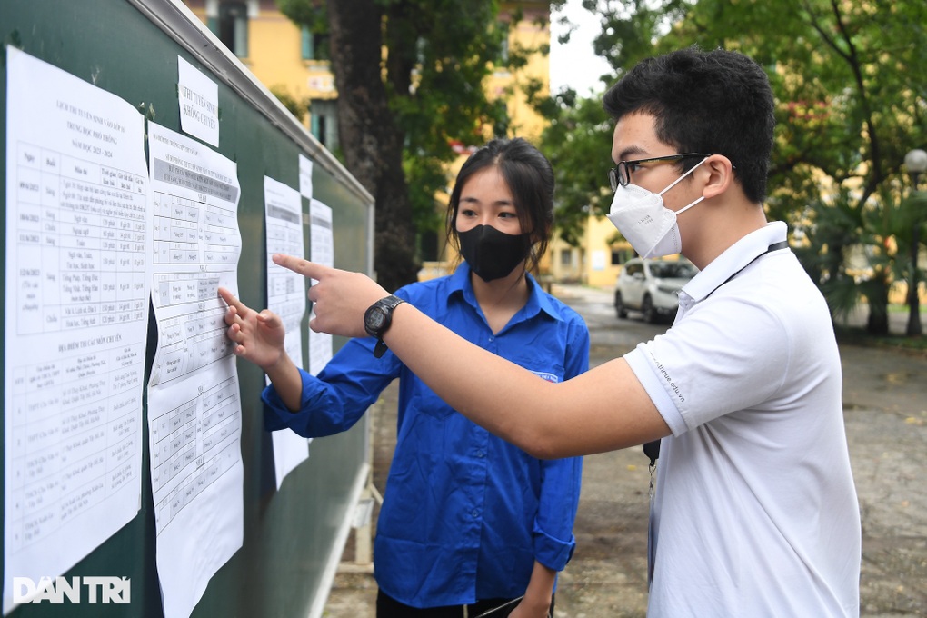 Hà Nội: 105.000 sĩ tử làm thủ tục dự thi lớp 10 trong thời tiết mát mẻ - 2 Hà Nội: 105.000 sĩ tử làm thủ tục dự thi lớp 10 trong thời tiết mát mẻ - 2