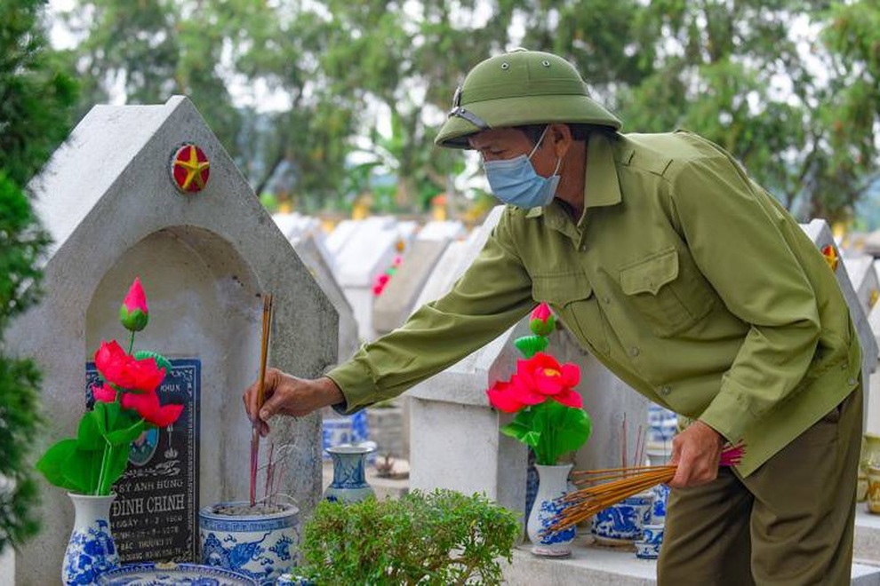 Người quản trang hơn 30 năm tận tụy canh giấc ngủ cho hàng nghìn liệt sĩ - 2 Người quản trang hơn 30 năm tận tụy canh giấc ngủ cho hàng nghìn liệt sĩ - 2
