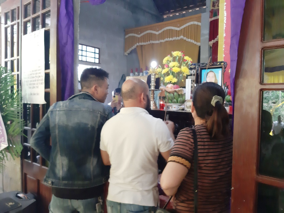Đau nhói lòng vành khăn trắng trên đầu đứa con sản phụ bị lũ cuốn tử vong - 3 Đau nhói lòng vành khăn trắng trên đầu đứa con sản phụ bị lũ cuốn tử vong - 3