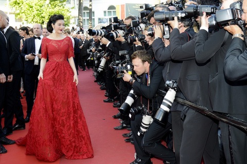 Lý Nhã Kỳ sang trọng, lộng lẫy với đầm đỏ rực