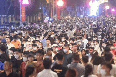 Trải chiếu đợi 4 tiếng, chen giữa biển người xem pháo hoa trước ngày giỗ Tổ