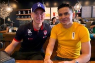 Đặng Văn Lâm chụp hình thân thiết, gọi Kiatisak là “thầy”