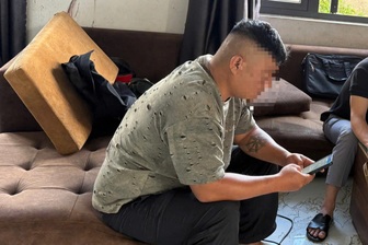 Người bố khai xích con gái trong phòng vì bận đi làm