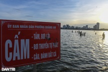 Lập rào chắn cấm người dân tắm ở Hồ Tây: Sao phải cấm?