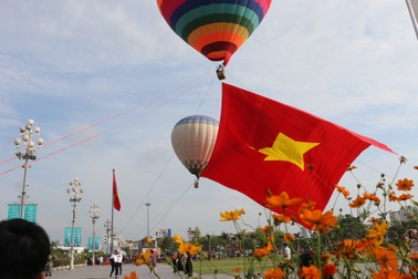 Đại kỳ tung bay trên Quảng trường Hồ Chí Minh trong ngày sinh nhật Bác