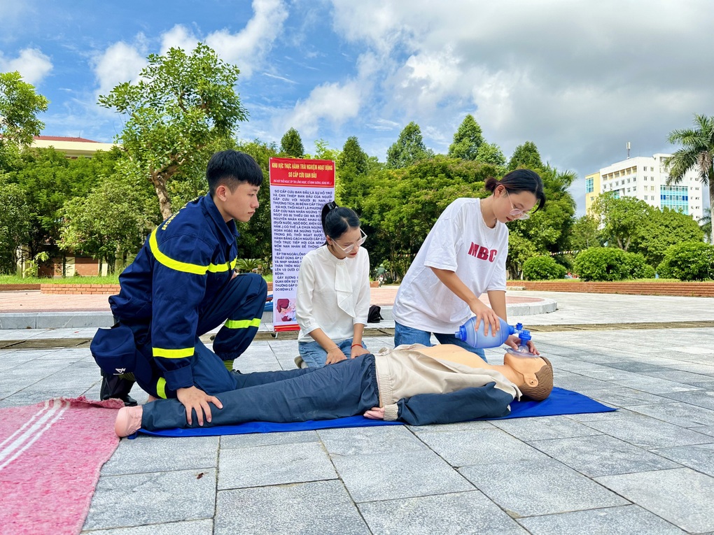 Hơn 1.000 học sinh, sinh viên học cách leo thang dây, phun nước chữa cháy - 3